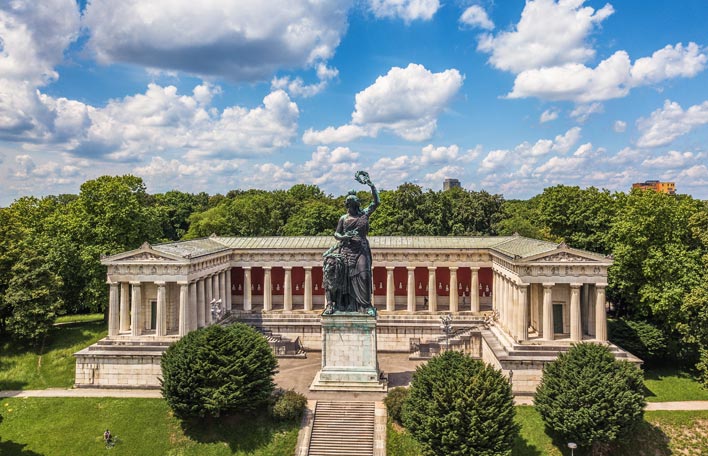 Allegorische Darstellung Bayerns: Die Bavaria an der Münchner Theresienwiese, gerahmt von der Ruhmeshalle