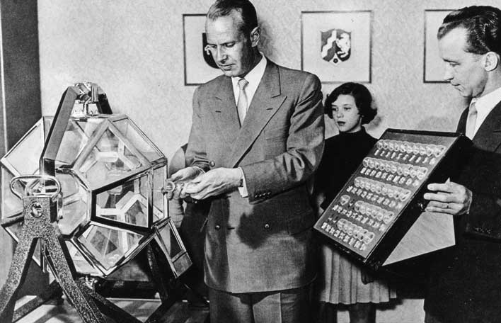 Elvira Hahn kurz vor der ersten Ziehung der Geschichte von LOTTO 6aus49 am 9. Oktober 1955 in Hamburg. Links Notar Walter Kuckuck, rechts Ausspielleiter Jürgen Klawitter
