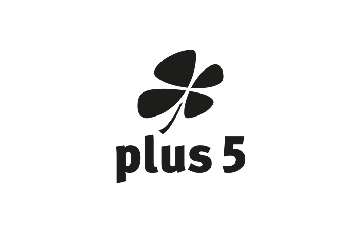 Logo von plus 5 in schwarz-weiß