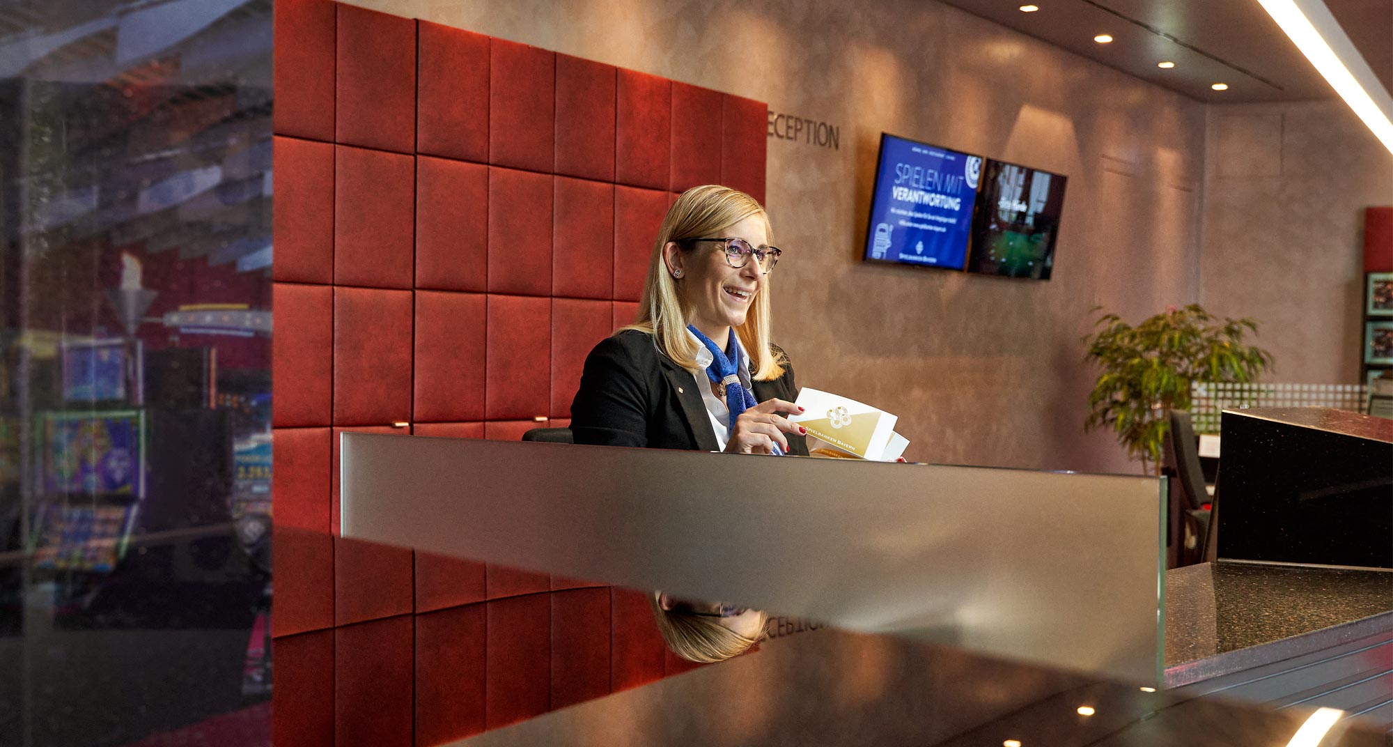 Eine Mitarbeiterin am Empfangsbereich eines Casinos