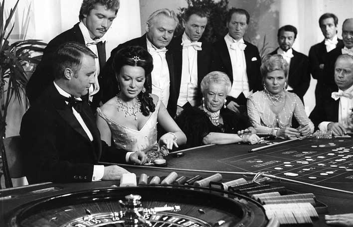 Die Spielbank Bad Reichenhall diente als Set für die 1976er Verfilmung von "Das Schweigen im Walde": Alexander Stephan (2. v. l.) als Götz Graf Ettingen, rechts vor ihm sitzend Evelyn Opela als Baronin Edith von Prankha.