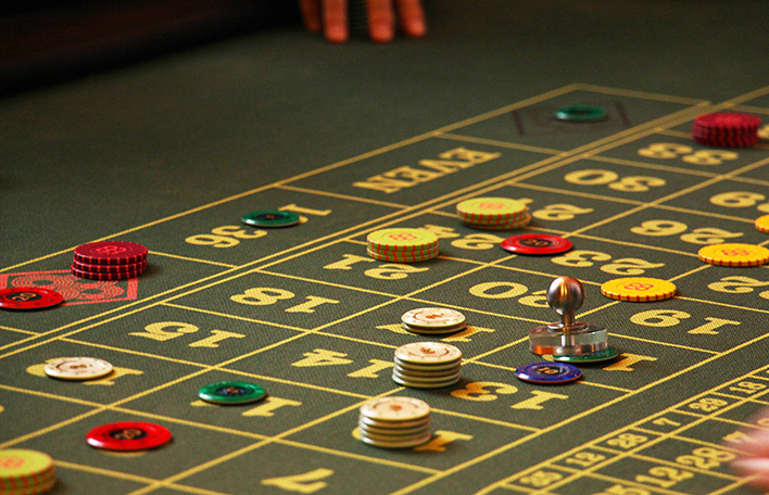 Jetons liegen als Einsätze auf einem Roulette-Tisch.