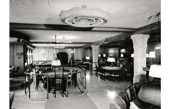 Die ersten Räumlichkeiten der Spielbank zu Garmisch-Partenkirchen befanden sich anno 1955 im vornehmen Parkhotel Alpenhof mit der damaligen Adresse Bahnhofstraße 19.