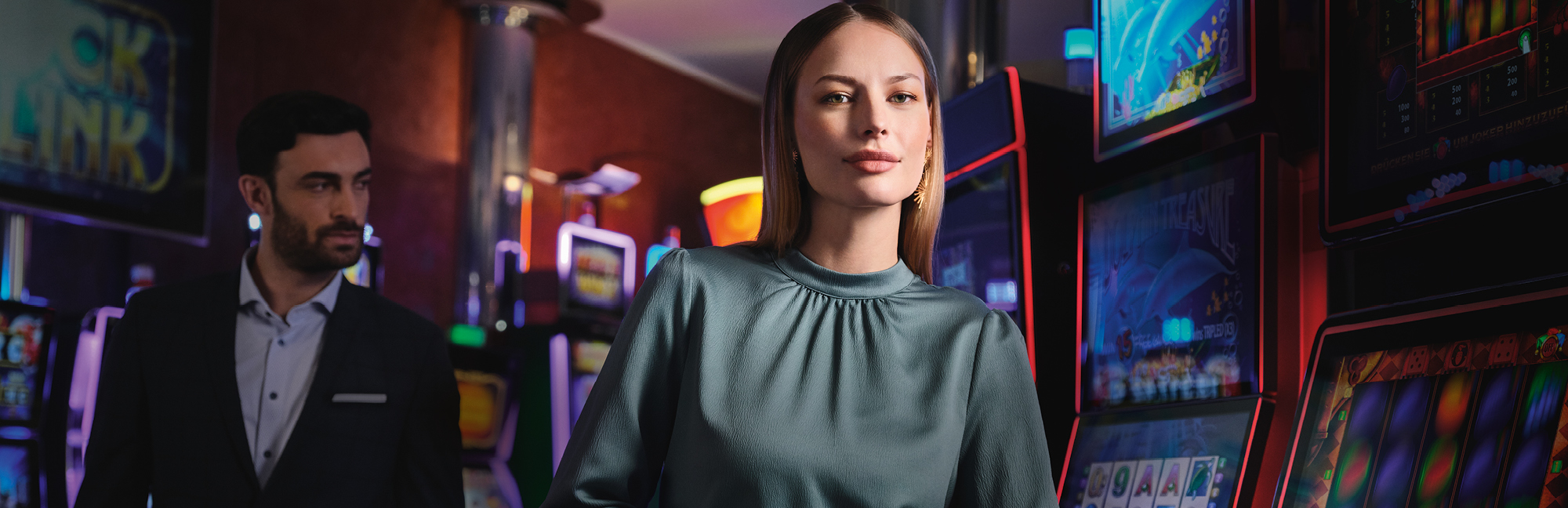 Frau vor Spielautomaten im Casino.