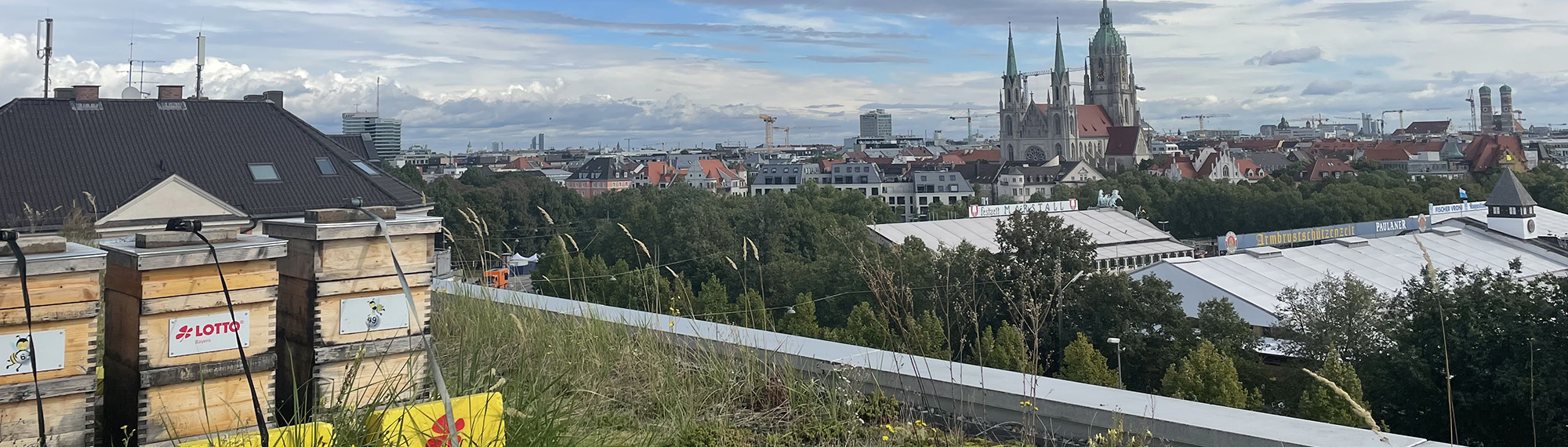 Glücksbienen auf dem Dach der Staatlichen Lotterie- und Spielbankverwaltung in München.