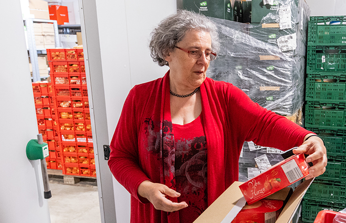 Edeltraut Rager, Projektleitung der Nürnberger Tafel, an der Tiefkühleinheit. Foto: SLSV/Daniel Karmann