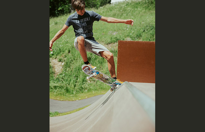 Ein Skater in Aktion auf der Haldpipe