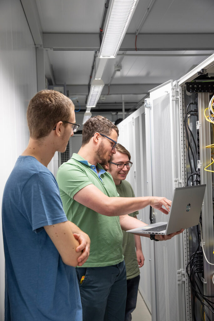 IT-Personal der SLSV bei der Arbeit. Foto: SLSV
