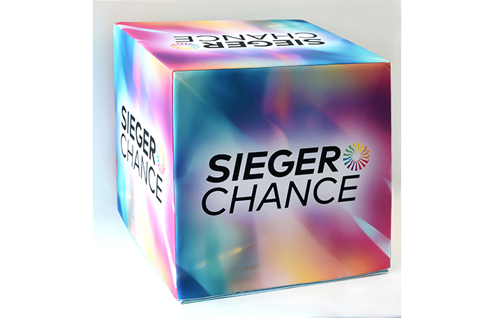 Sitzwürfel mit dem Logo der Sieger-Chance. Foto: SLSV
