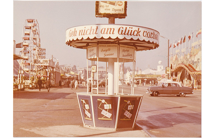 Los-Verkaufsstand auf dem Oktoberfest anno 1957. Foto: SLSV