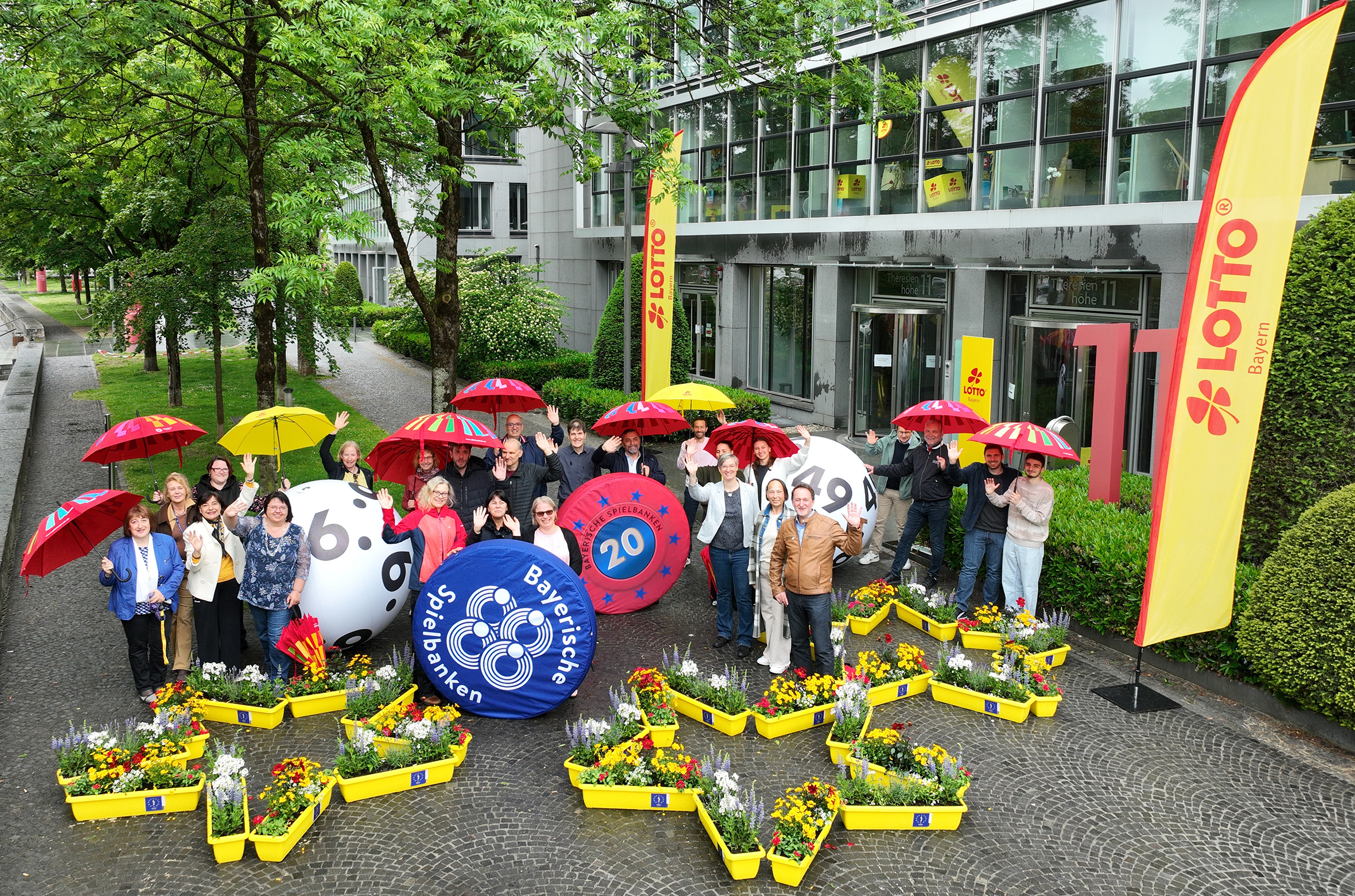 Headerbild Belegschaft SLSV am Weltbienentag 2026 – Beedabei. Foto: SLSV